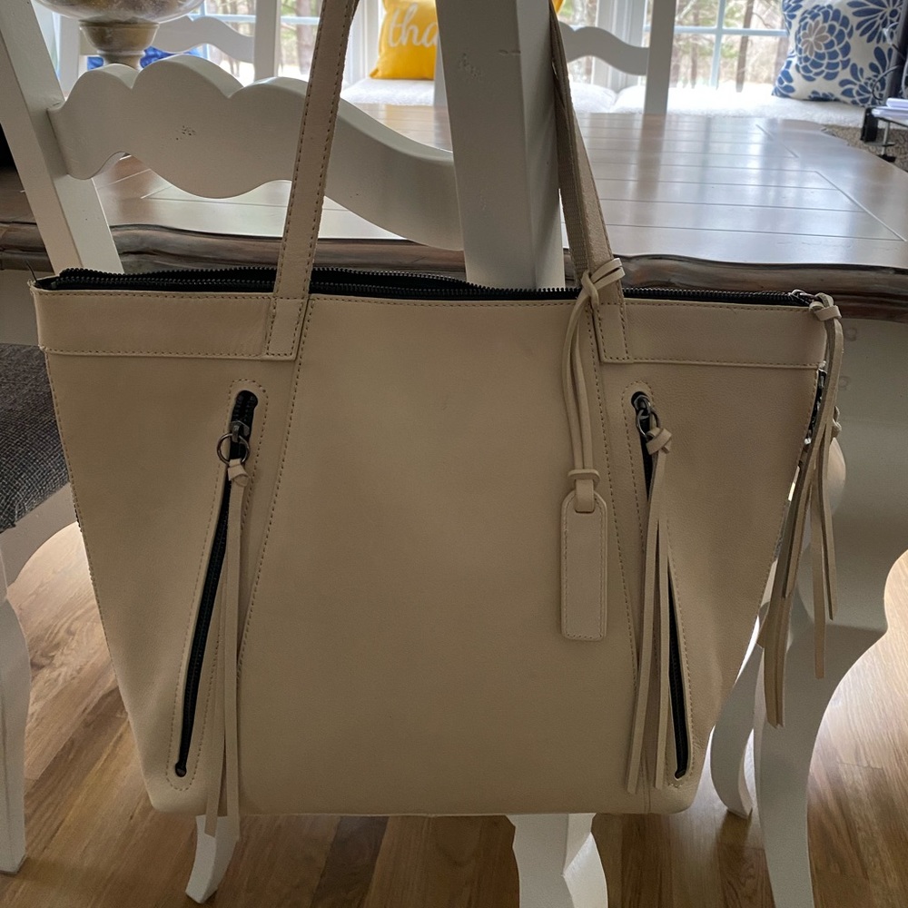 Joe’s Cream/off-white Tote. Like Nee.